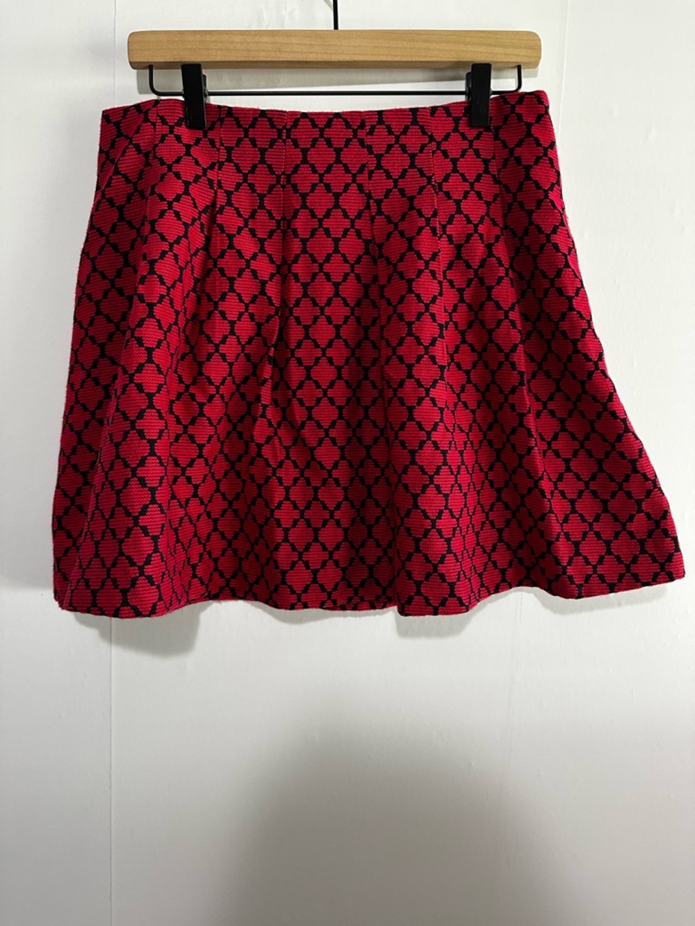 Banana Republic Red and Black Pleated Skirt Size 8